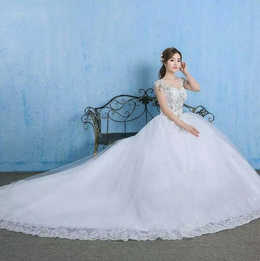 Luxury Wedding Dress Elegant Lace Appliques V-neck