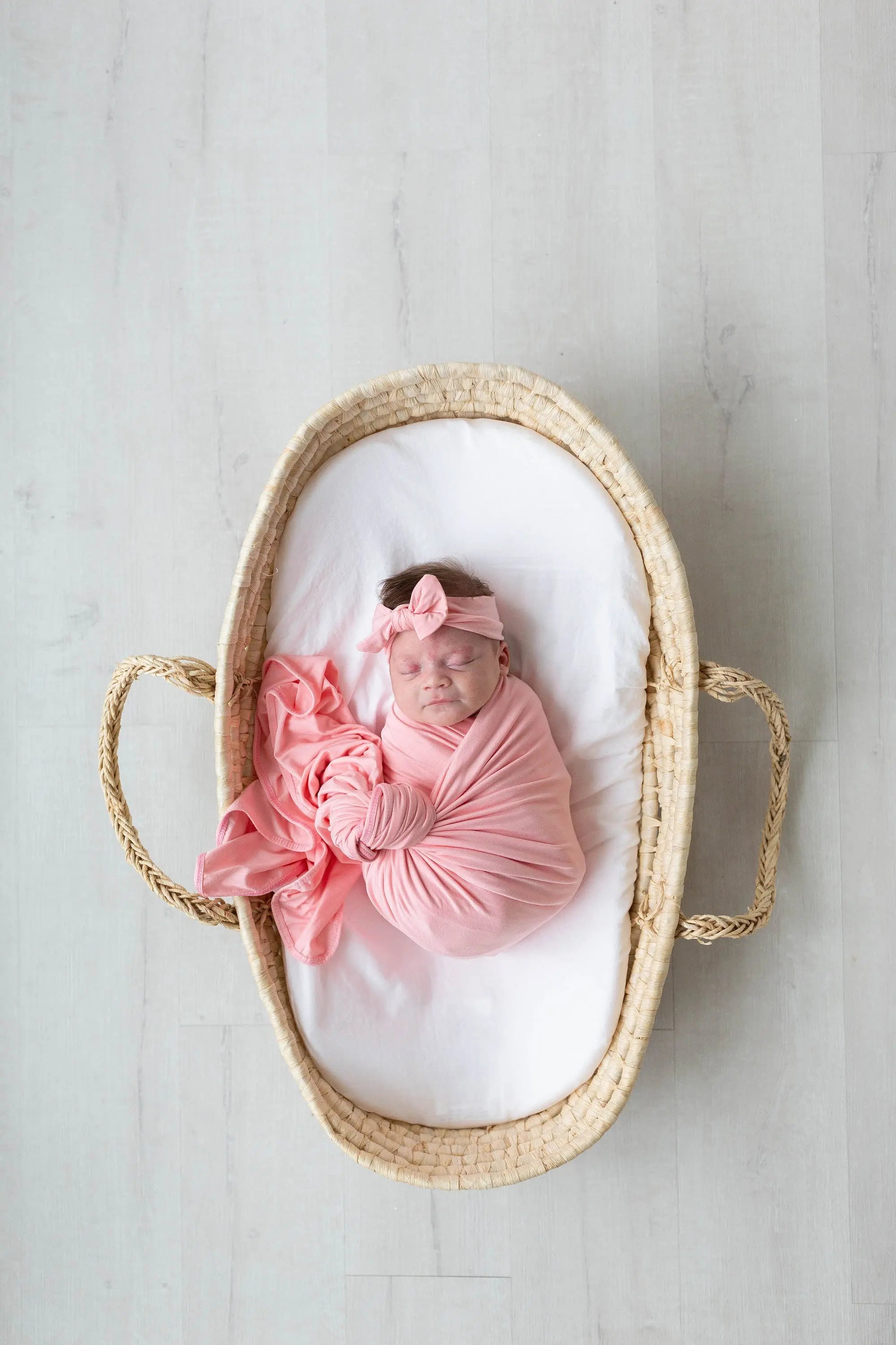 Baby Girl Swaddle Set - Newborn blanket, bow and hat - Pink