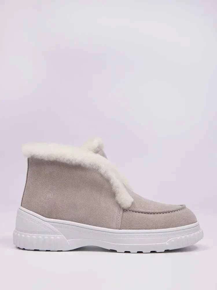 Ana Sneakers: Comfort and Style perfected.
